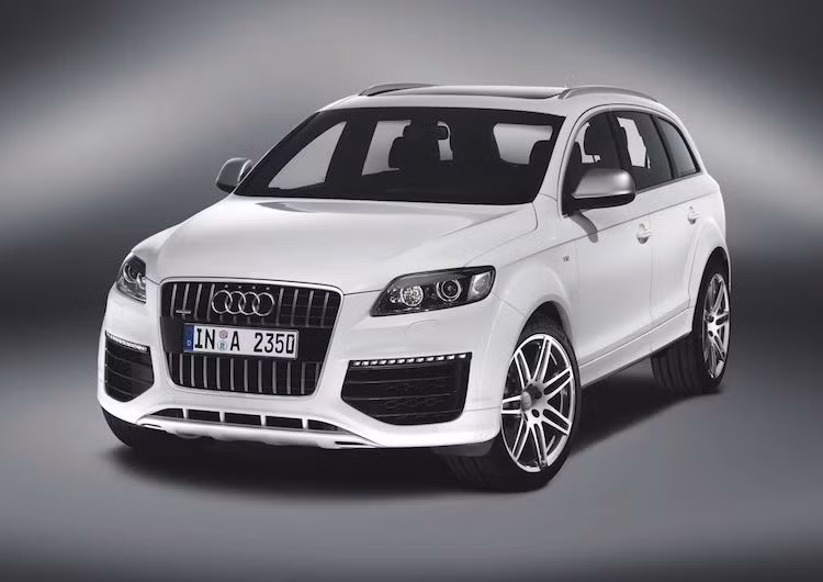 Sử dụng chung nền tảng chassis với Touareg, Audi Q7 thế hệ đầu tiên cũng có phiên bản 6.0 TDI sử dụng động cơ W12 6.0l. Tuy nhiên khác với "người anh em" Touareg W12, khối động cơ này sử dụng nhiên liệu diesel thay vì xăng. Nhờ có tăng áp kép, động cơ này đem tới công suất lên tới 493 mã lực và mô-men xoắn cực đại "khổng lồ" 1000 Nm.