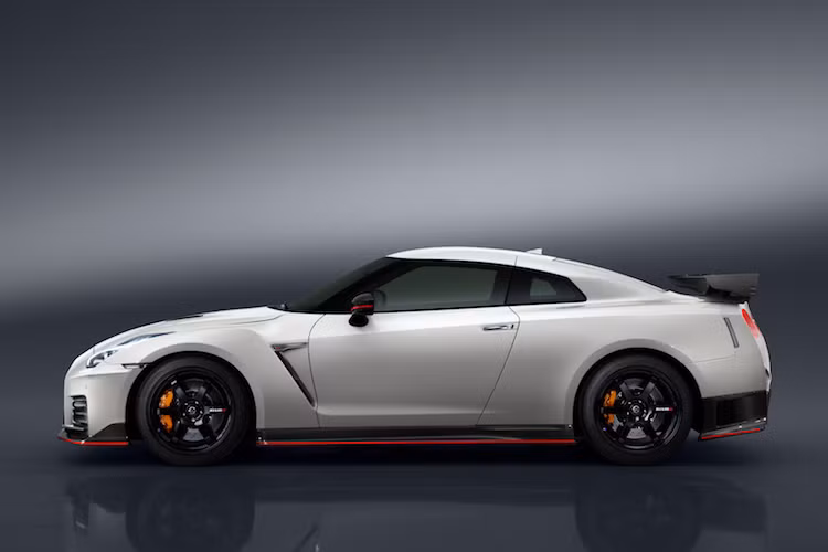 Tuy nhiên ở phía hai bên thân xe, Nissan đã gần như hoàn toàn không thay đổi bất cứ chi tiết nào, ngoại trừ bộ mâm mới. Ở bên dưới thân xe, GT-R Nismo cũng có các thanh ốp carbon viền chỉ đỏ đẹp mắt.