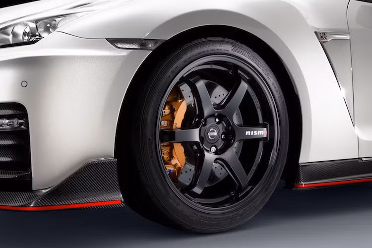 Phiên bản GT-R Nismo sở hữu bộ mâm 6 cánh siêu nhẹ từ hãng RAYS của Nhật, đồng thời còn được nâng cấp hệ thống giảm xóc và phanh. Để có thể cân chỉnh và nâng cấp các hệ thống này, các kỹ sư của Nissan đã phải tới thử nghiệm chiếc xe ở trường đua Nurburgring. huyền thoại ở Đức.