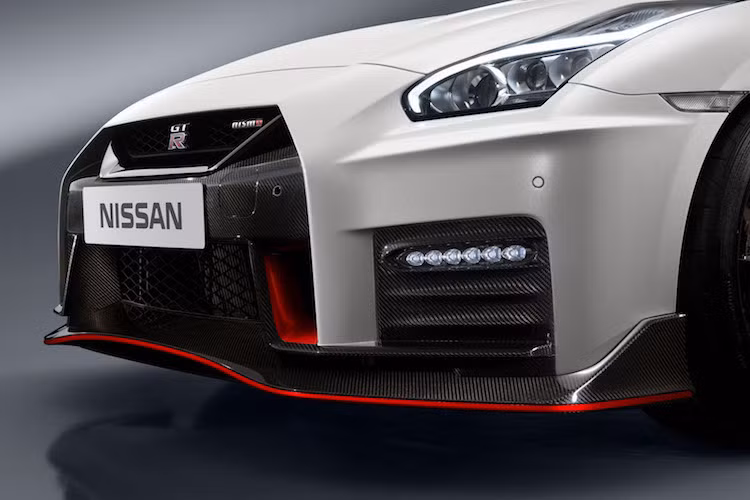 So với những phiên bản thường, cản trước của siêu xe thể thao GT-R còn được gia cường thêm bằng sợi carbon, đồng thời tích hợp thêm các cánh khuếch tán không khí.