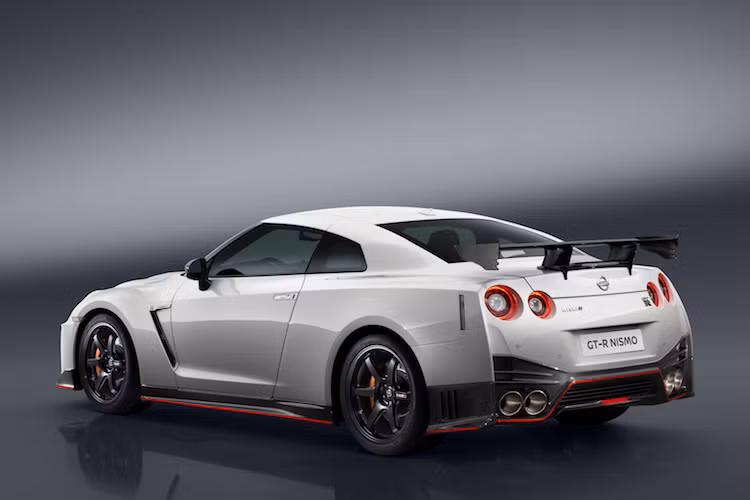 Ở phía sau, GT-R Nismo cũng có cản sau khí động học cùng một cánh đuôi bằng sợi carbon "khổng lồ" được gắn trực tiếp vào nắp khoang hành lý.