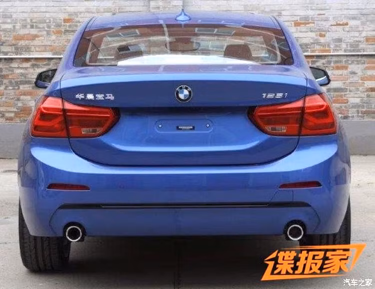 Dù thuộc dòng 1 Series nhưng trên thực tế, 1 Series Sedan lại khác biệt với bản hatchback từ chassis. Trong khi phiên bản hatchback sử dụng khung sàn dẫn động bánh sau thì 1 Series Sedan lại được xây dựng trên nền tảng chassis dẫn động cầu trước UKL của BMW, vốn đã từng xuất hiện trên X1 thế hệ mới và 2 Series Active Tourer.