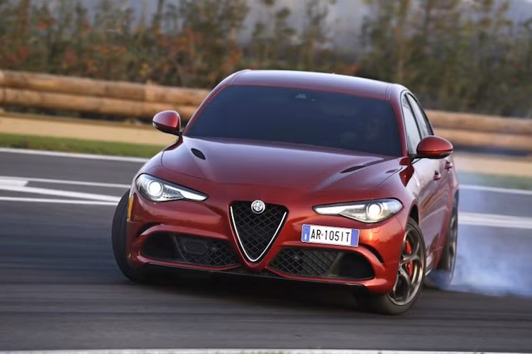Với thời gian hoàn thành một vòng Nurburgring chỉ trong 7 phút 32 giây cho phiên bản số tự động, hiện tại Giulia Quadrifoglio đang là mẫu sedan dân dụng nhanh nhất trên đường đua này. Trong khi đó, phiên bản số sàn cũng đã từng lập kỷ lục với thời gian 7 phút 39 giây trước khi bị Porsche Panamera Turbo đánh bại với đúng 1 giây.