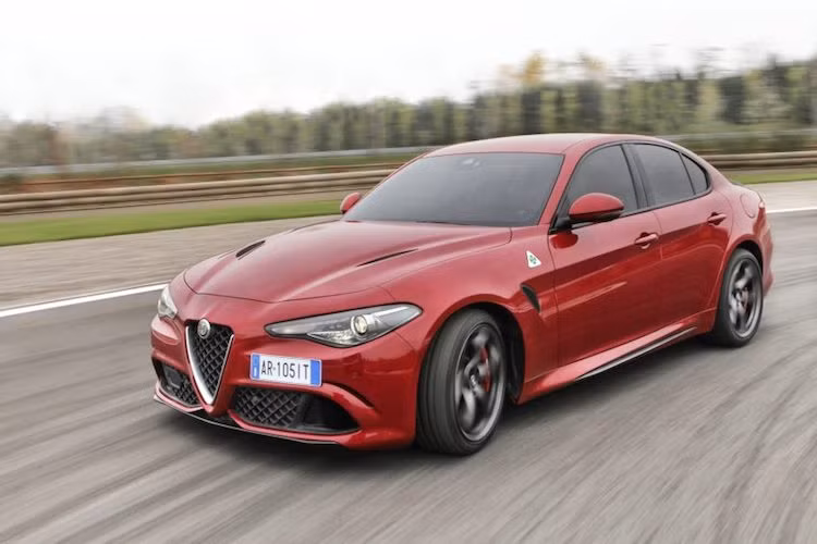 Sức mạnh của phiên bản Quadrifoglio được cung cấp bởi khối động cơ V6 tăng áp kép, có công suất tối đa lên tới 510 mã lực và mô-men xoắn cực đại 600 Nm. Về cơ bản, động cơ này chính là cỗ máy V8 của siêu xe Ferrari 488 GTB được bỏ đi 2 xi-lanh và hiệu chỉnh lại.