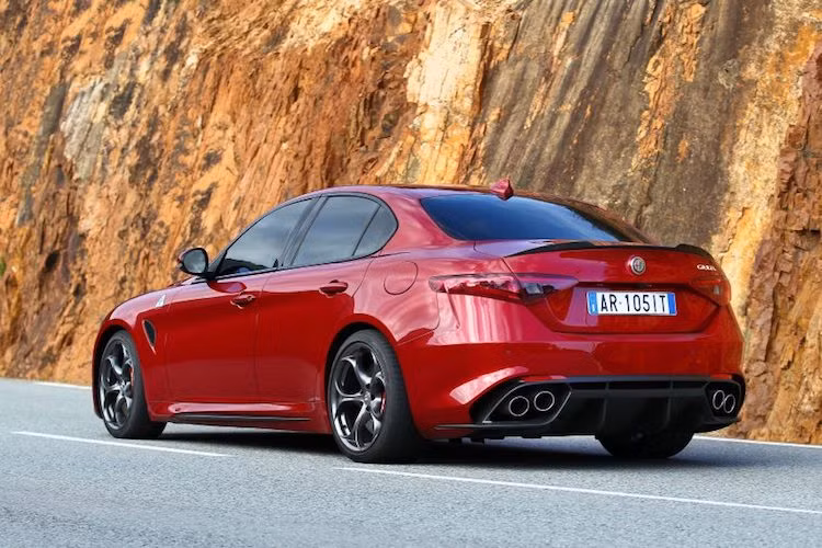 Sẽ "đối đầu" trực tiếp với BMW M3, Giulia Quadrifoglio sẽ có một số thay đổi ngoại thất so với bản thường như lưới tản nhiệt thoáng hơn, cánh khuếch tán không khí chủ động dưới cản trước, nắp ca-pô có khe tản nhiệt, cốp xe có gắn cánh đuôi nhỏ và cánh khuếch tán không khí dưới cản sau. Bộ mâm hình hoa 5 cánh của Giulia Quadrifoglio cũng có thiết kế độc nhất trong Thế giới xe hiện nay.