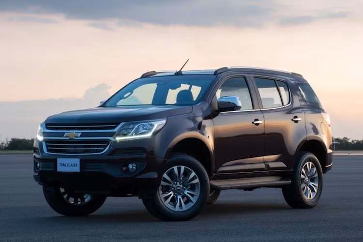 Với phiên bản nâng cấp giữa vòng đời mới nhất, cả Trailblazer lẫn Colorado đều nhận được những cải tiến khá giống nhau. Trong đó, phần đầu của chúng đều có kiểu dáng hiện đại, "nam tính" và gần với những dòng xe khác của Chevrolet tại Mỹ hơn.