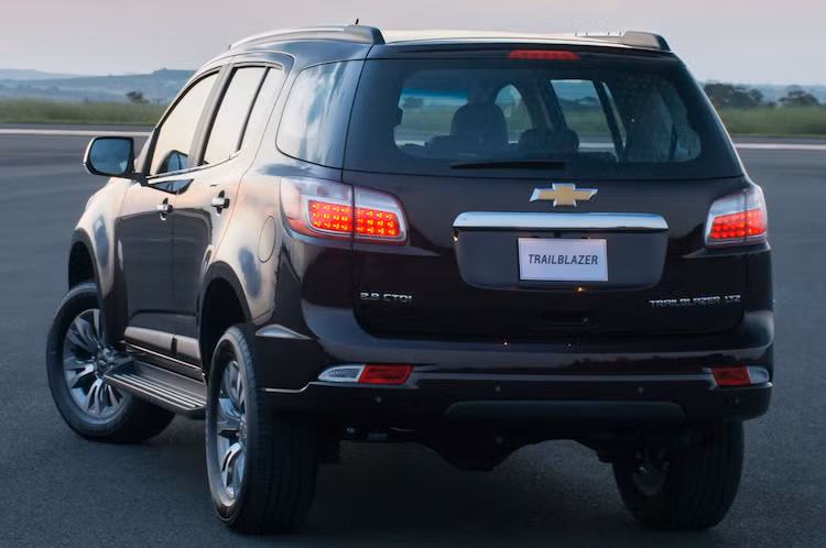 Trong khi đó, phần đuôi của mẫu SUV Trailblazer 2017 cũng trở nên hiện đại hơn nhờ có cặp đèn hậu LED và chóa đèn thiết kế mới. Các phiên bản cao cấp của 2 dòng xe sẽ được trang bị mâm 18 inch, trong khi những bản thấp hơn chỉ có mâm đường kính 16 inch.