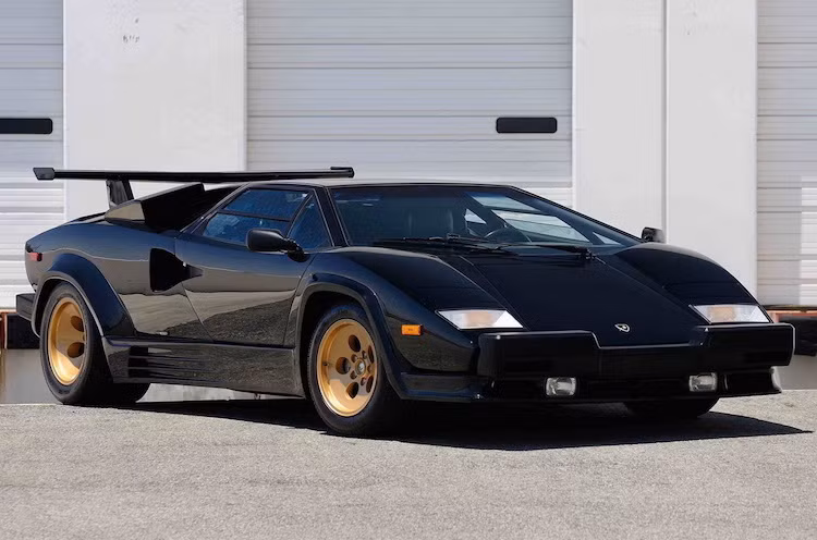 Kể từ năm 1974 tới 1990, Lamborghini đã sản xuất ra tổng cộng 2049 chiếc Countach. Trong đó, phiên bản Countach 5000 QV thuộc "đời cuối" của dòng xe, được sản xuất từ năm 1985 tới 1988 và chỉ có số lượng 610 chiếc trên toàn Thế giới.