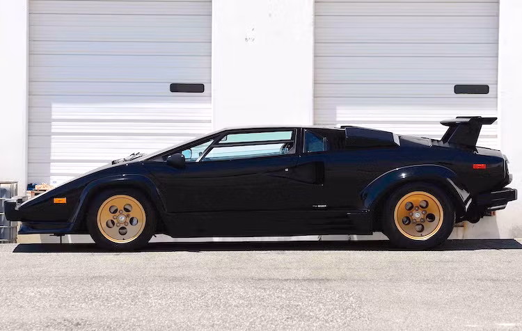 Khi ra mắt và cho tới tận ngày nay, thiết kế của Countach vẫn gây ngạc nhiên cho mọi người với thân xe hình nêm rất rộng và thấp, nhưng lại không dài. Kiểu dáng của xe được "chắp bút" bởi nhà thiết kế nổi tiếng người Ý Marcello Gandini từ hãng Bertone và gần như hoàn toàn được tạo ra bởi các bề mặt phẳng và góc cạnh.