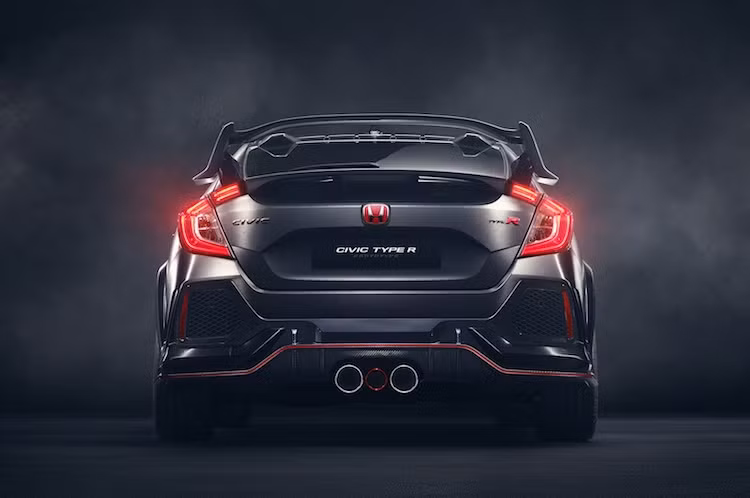 Tuy nhiên trên Type R thế hệ mới, gần như chắc chắn Honda sẽ tiếp tục nâng công suất động cơ để cạnh tranh với Ford Focus RS. Xe sẽ được trang bị hộp số sàn 6 cấp kết hợp với hệ dẫn động cầu trước, đồng thời có hệ thống treo, tay lái và các hệ thống điện tử được cân chỉnh hoặc thay mới so với Civic thường để đem tới cảm giác lái thể thao.