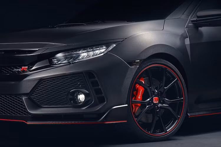 Ngay từ cái nhìn đầu tiên, Civic Type R mới đã gây ấn tượng mạnh bởi cản trước cực kỳ dữ dằn với các khe hút gió lớn, cùng với nắp ca-pô cũng được "trổ" thêm một khe hút gió ở chính giữa. Xe được trang bị mâm 20 inch kích thước lớn 5 cánh kép, phía sau là hệ thống phanh hiệu năng cao của Brembo.