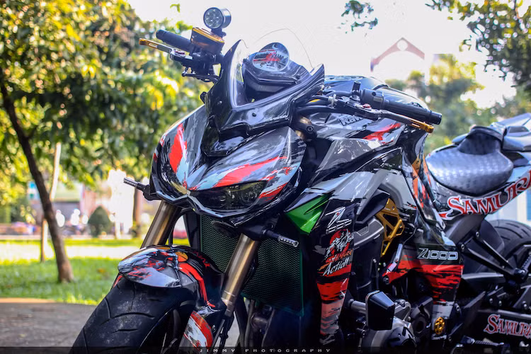 Để trang trí lại cho chiếc Z1000 này, một người chơi môtô sống tại Sài Gòn đã tìm cách "độ kiểng" chiếc xe với dàn đồ chơi phong phú và trang trí lại dàn áo của xe một cách đầy cá tính.