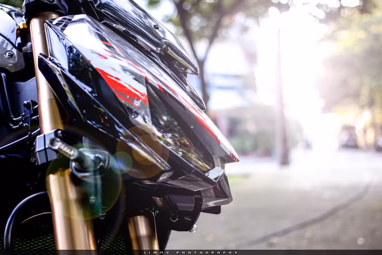 Với loạt đồ chơi bằng nhôm CNC đẹp mắt và dàn áo sơn màu "độc", chiếc naked-bike Z1000 đã trở nên nổi bật và "không đụng hàng" với bất kỳ mẫu xe cùng loại nào ở Việt Nam.