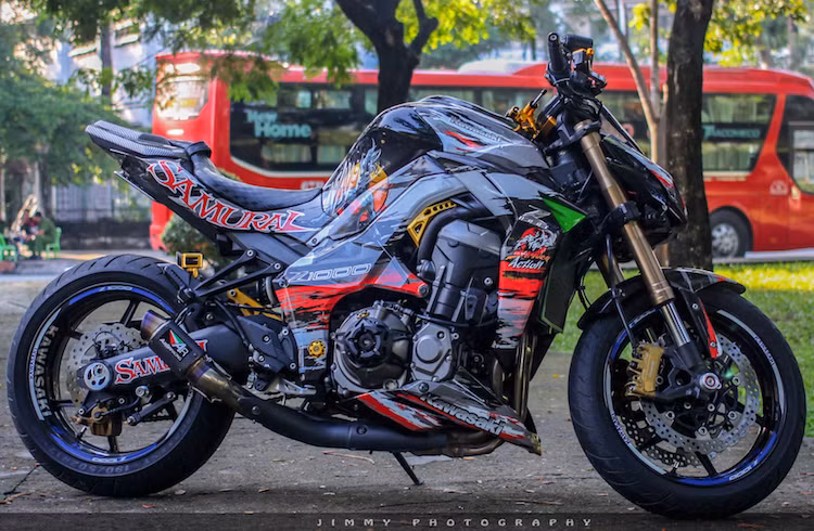 Tại Việt Nam, có thể nói Kawasaki Z1000 2015 hiện đang là dòng xe "thống trị" phân khúc naked-bike 1000 cc nhờ thiết kế với ngôn ngữ Sugomi dữ dằn và khối động cơ mạnh mẽ. Tuy nhiên, vẫn có rất nhiều biker Việt chưa bằng lòng với chiếc Z1000 nguyên bản và tiếp tục tìm cách "độ chế" để chiếc xe trở nên hoàn hảo và đúng ý hơn.