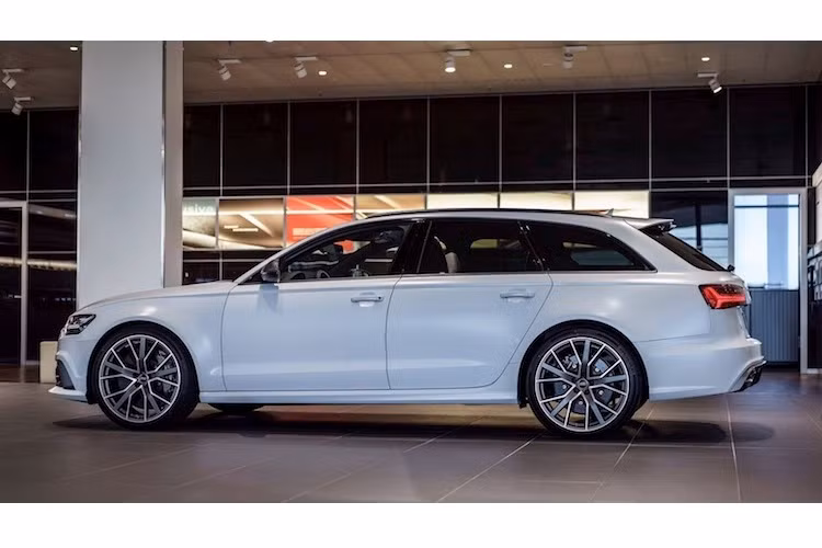 So với các phiên bản thường, RS6 Performance vẫn sở hữu khối động cơ V8 4.0l tăng áp kép nhưng có công suất mạnh hơn 45 mã lực, đạt 605 mã lực. Mô-men xoắn của xe cũng có thể đạt tối đa 750 Nm khi vận hành hết công suất, và 700 Nm khi sử dụng bình thường. Sức mạnh nâng cao có được là nhờ vào ECU quản lý động cơ đặc biệt như trên chiếc S8 Plus.
