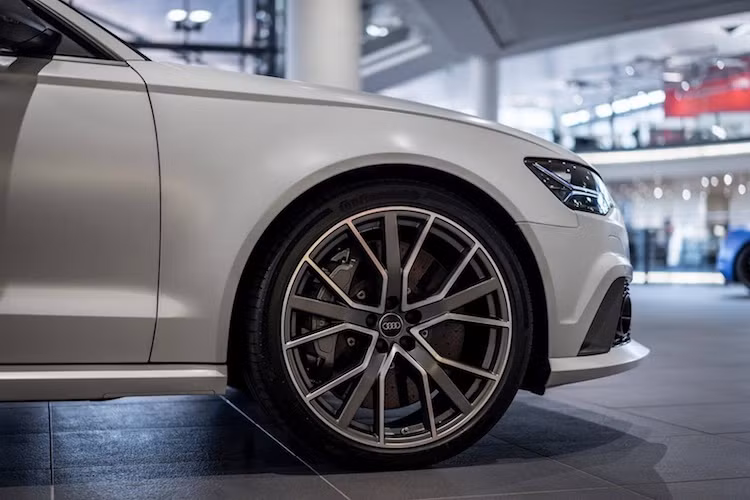 RS6 Performance cũng có mâm đúc 15 nan, đường kính lên tới 21 inch với thiết kế tương tự như Audi R8 V10 thế hệ trước nhưng sắc sảo hơn và được hoàn thiện trong 2 tông màu đẹp mắt.