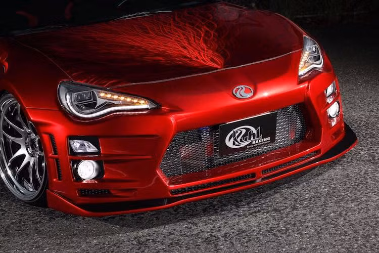 Toàn bộ nắp ca-pô của chiếc 86 trở nên cực nổi bật với những đường uốn lượn chạy từ chính giữa, gợi lên cảm giác như một ngọn núi lửa đang phun trào. Để có thể tạo ra hiệu ứng đặc biệt này, những người thợ của Kuhl Racing đã phải dùng máy mài cầm tay để tạo ra từng đường uốn lượn trên bề mặt kim loại trần, sau đó mới sơn lên. Sự cầu kỳ này đã biến chiếc 86 của hãng Toyota trở thành một "tác phẩm nghệ thuật" thực sự.