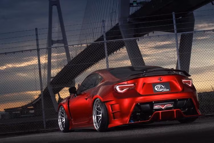 Chiếc xe Toyota 86 độ của Kuhl Racing cũng gây ấn tượng mạnh ở phía sau nhờ có cản sau với các cánh khuếch tán không khí cực lớn, kèm theo cặp đèn hậu LED đẹp mắt của Buddy Racing và cánh gió trên nắp khoang hành lý được bẻ gấp theo các góc cạnh của chiếc xe.