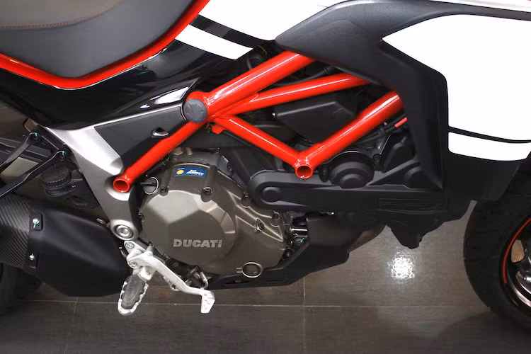 "Trái tim" của phiên bản Pikes Peak là khối động cơ L-Twin Ducati Testastretta DVT 4 van làm mát bằng nước thế hệ mới, được tích hợp công nghệ điều chỉnh thời gian đóng mở van biến thiên Desmodromic và hệ thống phun nhiên liệu điện tử của hãng Bosch (Đức).
