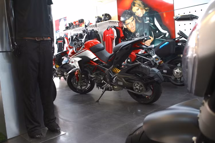 Chiếc Multistrada Pikes Peak đầu tiên được nhập về Hà Nội là phiên bản cao cấp nhất của dòng xe này và được lắp ráp tại nhà máy ở Thái Lan. Tại thị trường Việt Nam, Ducati công bố mức giá chính hãng cho phiên bản này lên đến 43.000 USD (khoảng hơn 950 triệu đồng). Nó đắt hơn phiên bản thường và S khoảng 200 triệu đồng.