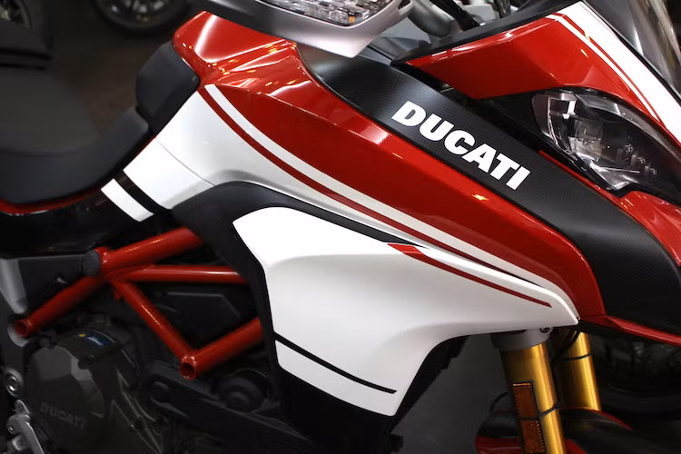 Điểm nhấn nổi bật nhất trên phiên bản Pikes Peak so với Multistrada thường đó là dàn vỏ ngoài của xe đã được dán tem đấu màu trắng-đen đặc biệt, giống như chiếc xe đua của Ducati tại giải Pikes Peak năm ngoái. So với chiếc Multistrada đua, điểm khác biệt duy nhất về thiết kế tem đó là việc bỏ số thứ tự của xe đua 2 bên quây gió và kính chắn gió trước.