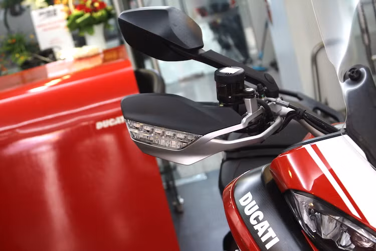 Xi-nhan của Multistrada Pikes Peak được tích hợp thẳng vào hai bên tấm chắn bảo vệ tay người lái, và cũng sử dụng công nghệ LED. Cả cụm tay phanh cùng tay côn của chiếc xe cũng do hãng Brembo tên tuổi cung cấp.