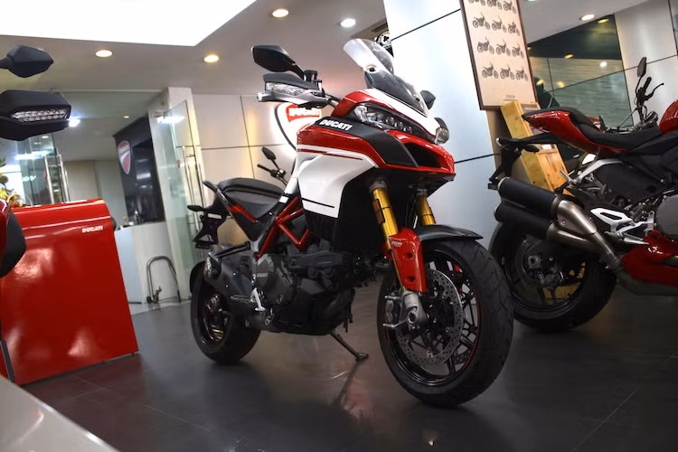 Multistrada Pikes Peak là phiên bản cao cấp nhất của dòng xe địa hình đường trường Multistrada, với các thay đổi tương tự chiếc Multistrada của nhà thám hiểm Jamie Robinson sử dụng để đi "một mạch" từ Los Angeles tới Colorado, trải qua quãng đường "ngàn dặm" (khoảng 1600 km) và tham dự cuộc đua Pikes Peak lần thứ 93 vào năm ngoái chỉ trong 1 tuần, qua tất cả các địa hình khác nhau.