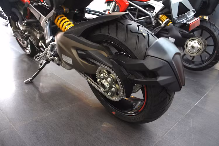 Ngoài pát biển số dài, bánh sau của Multistrada Pikes Peak cũng có thêm chắn bùn 1 tay, khiến bùn đất trên đường bị cản gần hết, giữ sạch sẽ cho người lái khi sử dụng trên mọi cung đường.
