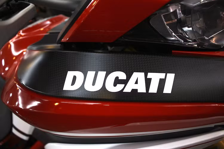 Để giảm trọng lượng của Multistrada Pikes Peak và khiến chiếc xe trông cao cấp hơn, Ducati cũng đã sử dụng sợi carbon để chế tạo một số chi tiết vỏ của chiếc xe. Ngoài ra mẫu xe này còn sở hữu nhiều phụ kiện cao cấp nhất hiện nay của hãng xe Ducati.