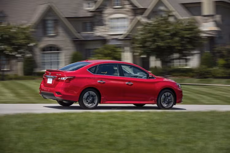 Hiện tại, giá và thời điểm bán ra của Sentra SR Turbo cũng chưa được Nissan công bố. Tuy nhiên chắc chắn chiếc xe sẽ được bán trước khi kết thúc năm và có giá đắt hơn so với mức 21.245 của phiên bản SR không tăng áp.