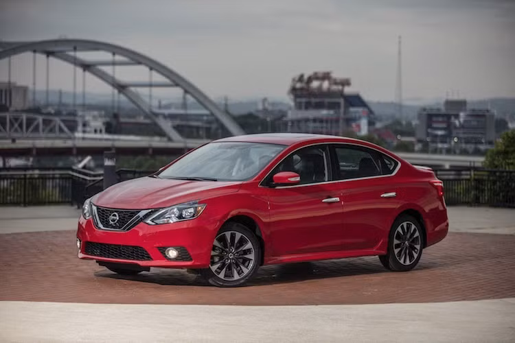 Còn được biết tới với tên gọi Sunny, hay Pulsar, Sentra là dòng sedan hạng C khá lâu đời của Nissan. Đối với phiên bản 2017, model Nissan Sentra SR Turbo vừa được hãng xe Nhật bổ sung thêm để phục vụ các khách hàng muốn có những đặc tính của một chiếc compact sedan nhưng lại có hiệu năng của xe tăng áp.