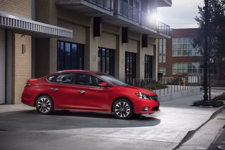 Dựa trên phiên bản cao cấp nhất SR trước đây của Sentra, Nissan Sentra SR Turbo không có sự khác biệt về ngoại thất ngoại trừ cửa sổ trời và các logo SR Turbo được gắn trên xe.