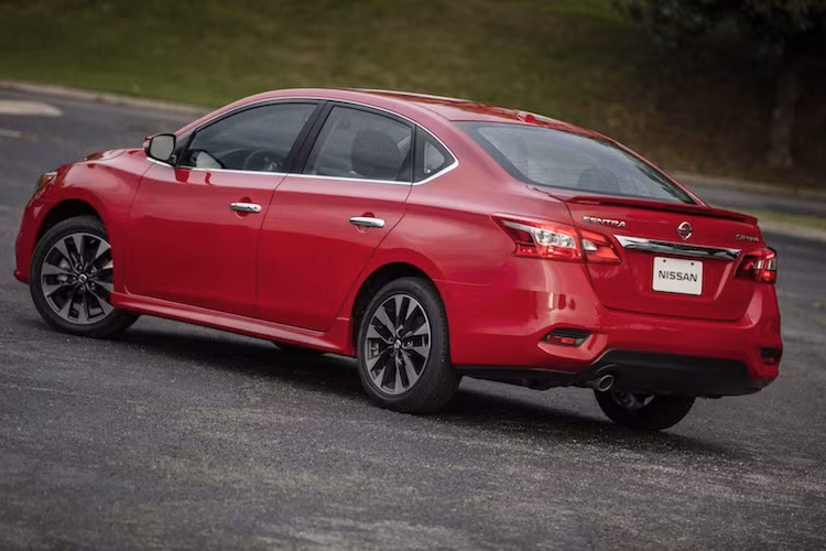 Tuy nhiên ở phía sau lớp vỏ, Nissan đã thay đổi khá nhiều chi tiết như cấu trúc thân xe vững chắc hơn, tay lái có trợ lực được điều chỉnh lại, phanh trước đĩa 11,7 inch lớn hơn, hệ thống treo trước cứng hơn 10% so với phiên bản SR, các giảm xóc mới và bổ sung hệ thống chống thiếu lái chủ động.