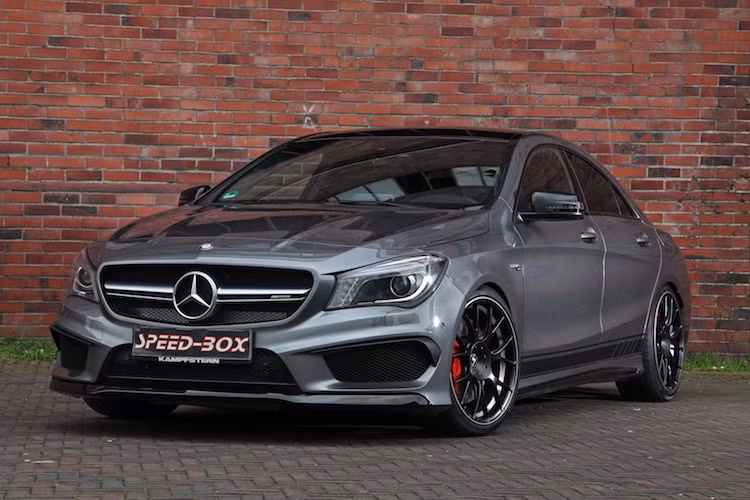 Không giống như các hãng độ khác, Schmidt Edition đã giữ nguyên thiết kế nguyên bản của CLA 45 AMG, vốn mới chỉ được Mercedes sửa đổi lại và có một chút khác biệt nhẹ so với phiên bản 2015.
