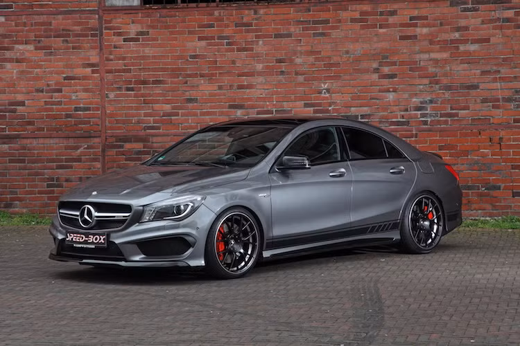Vào tháng 3, Mercedes CLA 45 AMG 2016 cùng với toàn bộ dòng CLA đã được Mercedes nâng cấp nhẹ. Vừa chỉ được bán ra vào mùa hè, chiếc xe đã bắt đầu được "để mắt" bởi các hãng độ khác nhau, trong đó có hãng mới nổi Schmidt Edition từ Đức.
