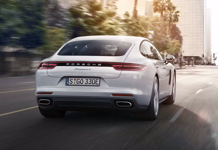 Các kỹ sư của Porsche cũng đã tìm ra cách để khiến dung lượng pin lithium-ion nằm ở sàn xe của Panamera 4 E-Hybrid tăng từ 9,4 thành 14,1 kWh mà không gia tăng kích thước hay trọng lượng. Thời gian sạc khối pin này là 5,8 giờ với mạng lưới điện nhà và có thể giảm chỉ còn 3,6 giờ nếu khách hàng chọn bộ sạc công suất 7,2 kW và kết nối 230V/32A.