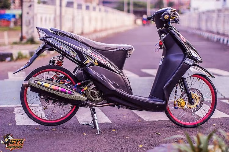 Do được chủ nhân "dựng" theo phong cách drag kiểng nên không giống như những chiếc Mio "đấu" drag chuyên nghiệp, chiếc xe vẫn giữ lại nguyên dàn vỏ nguyên bản của Mio. Dù đã 13 năm trôi qua nhưng thiết kế của Mio đời đầu trông vẫn khá hấp dẫn ngay cả tới ngày nay.