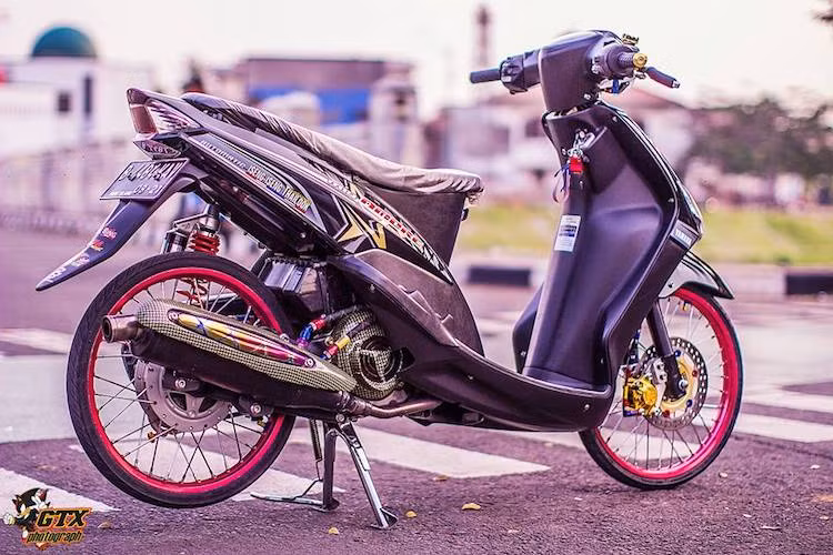 Chiếc xe tay ga cỡ nhỏ Yamaha Mio thế hệ đầu tiên đã sau khi được chủ nhân độ lại theo phong cách drag kiểng Thái Lan đã trở nên đầy ấn tượng và thể thao.