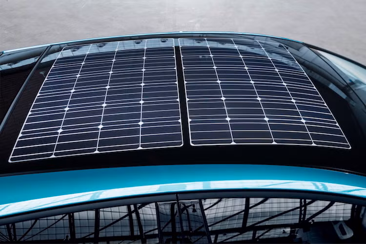 Không chỉ có khả năng sạc pin bằng sức mạnh động cơ xăng và từ nguồn điện ngoài, Prius Plug-in Hybrid còn có khả năng sạc bằng năng lượng mặt trời với panel đặt trên mui. Với những công nghệ hiện đại, Toyota cho biết chiếc xe chỉ tiêu thụ nhiên liệu trung bình 1 lít xăng/100 km ở chế độ sử dụng song song cả động cơ đốt trong lẫn mô-tơ điện.