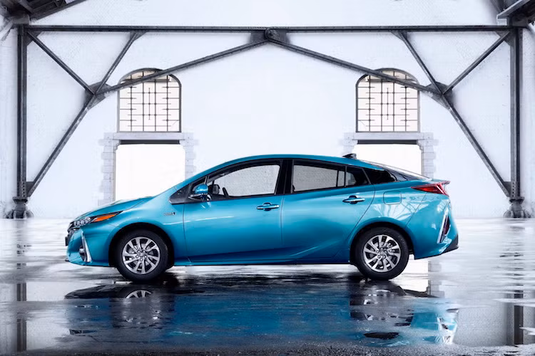 So với thế hệ trước, Prius Plug-in Hybrid mới dài hơn, rộng hơn và thấp hơn. Giống như mọi phiên bản Prius khác từ trước tới nay, chiếc xe có "phom" hình nêm. Cộng với những góc cạnh và đường nét độc đáo, đầy tính tương lai, thân xe hình nêm của Prius chỉ có hệ số cản khí động học 0.25, góp phần vào mức tiêu thụ nhiên liệu cực thấp của chiếc xe.