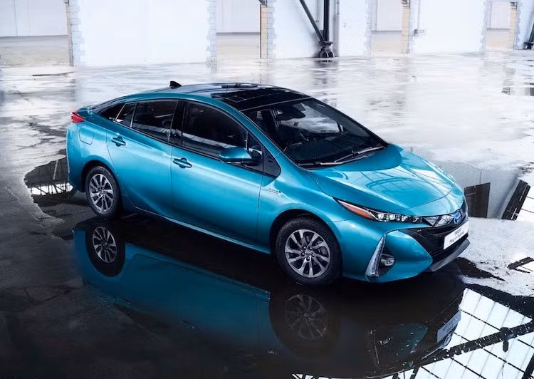 Về động cơ đốt trong, Prius Plug-in Hybrid vẫn tiếp tục sử dụng khối máy xăng 1.8l Atkinson 4 xi-lanh với công suất tối đa 98 mã lực và mô-men xoắn cực đại 142 Nm.