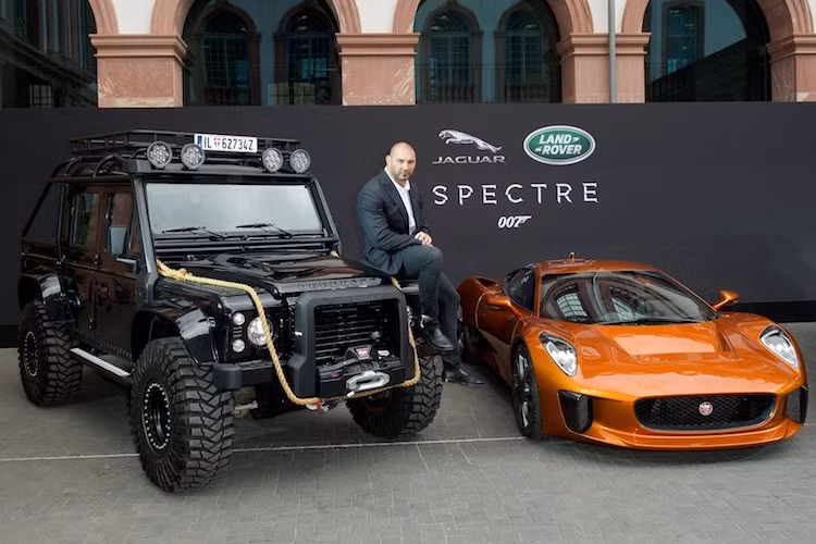 Trong tập phim điệp viên 007 mới nhất mang tên Spectre, một loạt siêu xe "hàng khủng" đã được trang bị cho các nhân vật. Trong khi James Bond có chiếc Aston Martin DB10, sát thủ phản diện Mr.Hinx chạy siêu xe Jaguar C-X75 thì những tên "tay sai" trong tổ chức khủng bố Spectre lại được trang bị loạt xe offroad độ "hết bài" từ chiếc SUV Land Rover Defender.