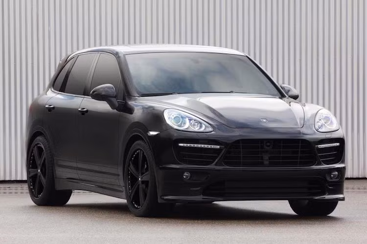 Với cả 2 gói độ, Gemballa sẽ đều thay đổi cản trước nguyên bản của Porsche Cayenne bằng thiết kế mới của hãng với kiểu dáng thể thao hơn, nhưng vẫn được tích hợp đầy đủ các đèn báo hiệu LED và đèn sương mù.