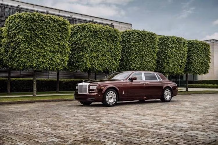 Bộ đôi siêu xe sang Roll-Royce trăm tỷ Phantom VII bản Hòa bình &amp; Vinh quang (PEACE &amp; GLORY) về nước và ra mắt đúng dịp Quốc khánh 2/9 theo đơn đặt hàng của đại gia Việt Nam. Đây là một trong những mẫu Phantom trục cơ sở dài (Extended Wheelbase) cuối cùng của dòng xe này được cá nhân hóa.