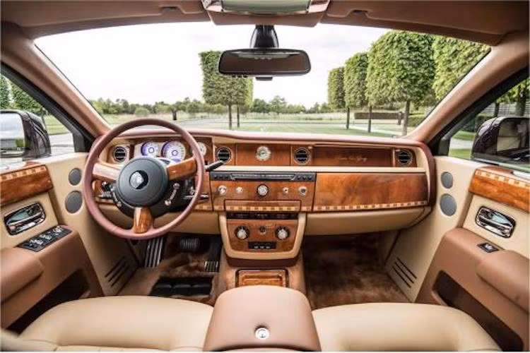 Sau hơn 460 giờ được sản xuất trên dây chuyền cơ bản, cũng giống như các phiên bản Bespoke khác,Peace &amp; Glory sẽ phải trải qua 260 giờ được thi công tại bộ phận cá nhân hóa của Rolls-Royce. Bộ phận này đã liên lạc với vị đại gia đặt hàng để cho ông xem các bản phác thiết kế để có thể đi tới quyết định cuối cùng.