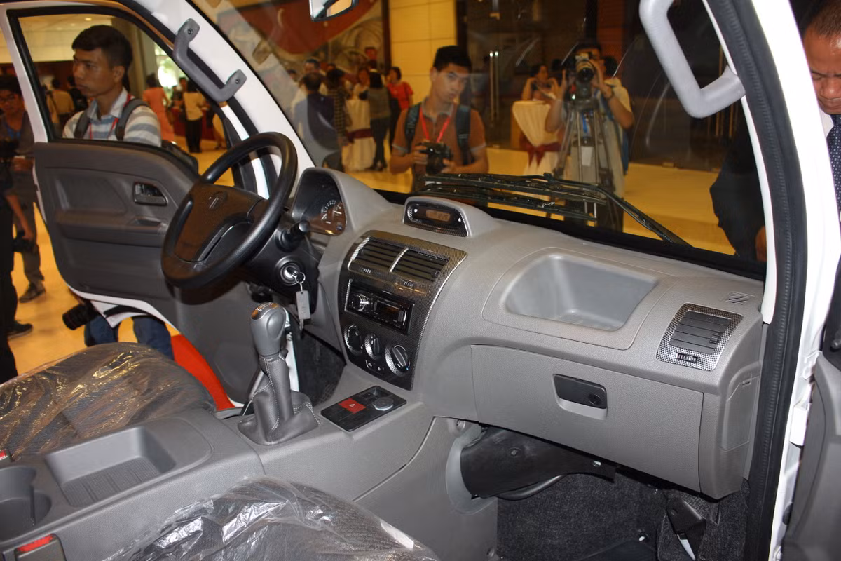Do có mức giá rẻ và là dòng xe tải nên những vật liệu sử dụng trong nội thất của Tata Super Ace chỉ là vải nỉ và nhựa cứng. Mặc dù vậy, nội thất của xe có chất lượng lắp ráp và các chi tiết chắc chắn, cứng cáp.