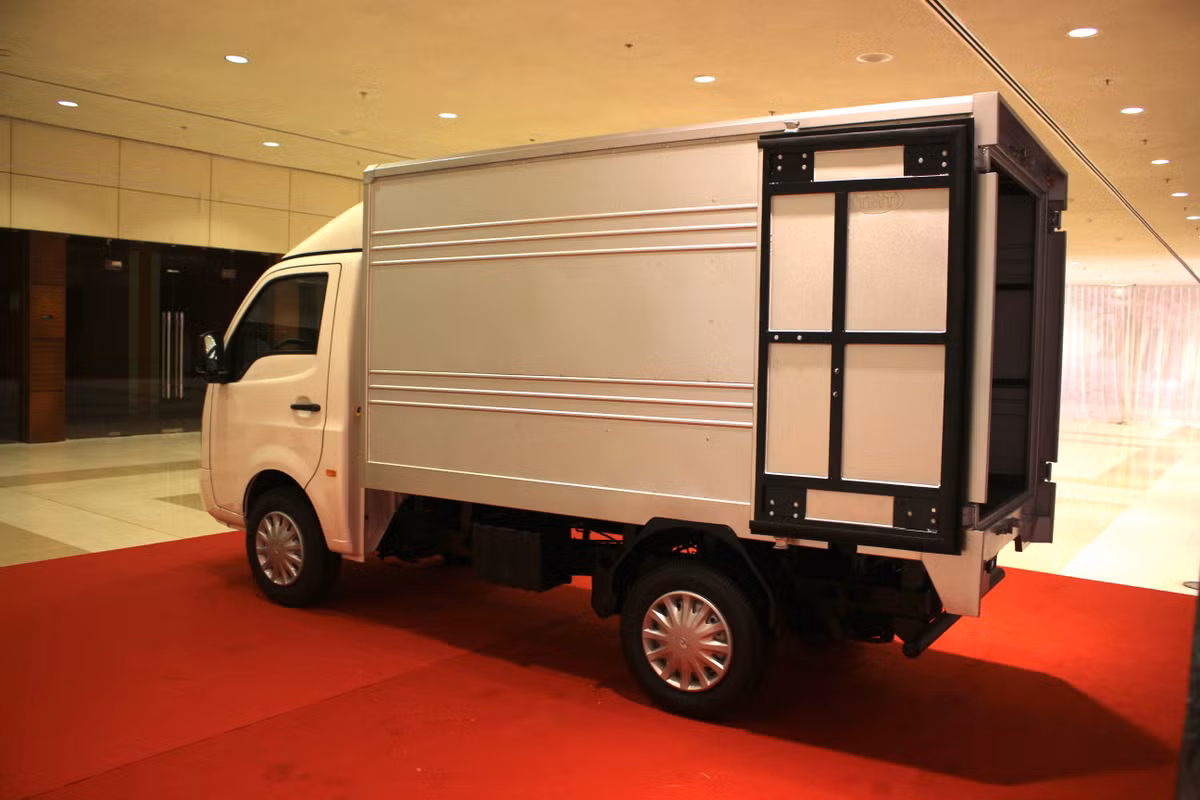 Giá bán của Tata Super Ace tại thị trường Việt Nam chưa được công bố chính thức tuy nhiên theo ông Bùi Văn Hữu - Chủ tích công ty cổ phần TMT Motors hé lộ, 100 chiếc xe đầu tiên giá khoảng 235 triệu đồng - đắt hơn 5% so với các loại xe Trung Quốc tương đương. Ngoài ra khách hàng mua xe đợt đầu cũng sẽ được hỗ trợ lệ phí đăng ký.
