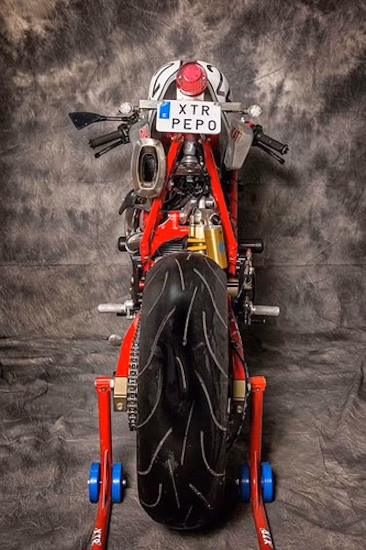 Trong khi đó ở phía sau, chiếc xe có phần đuôi cao vểnh lên với phuộc Ohlins, đèn hậu Montesa, gắp zin của Ducati Monster 1000 cùng chắn bùn và pát biển số do XTR sản xuất.