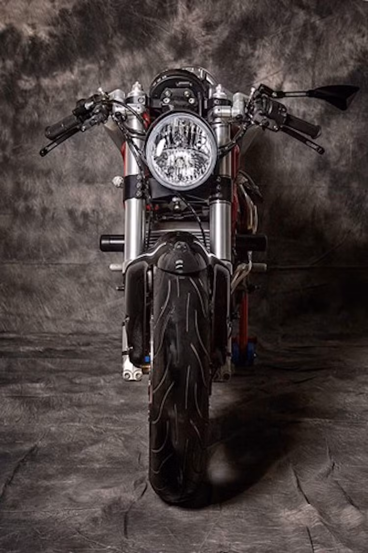 Để tạo dáng của một chiếc cafe racer cổ điển khi nhìn từ phía trước, Pepo đã phối dàn đầu xe với phuộc Ducati S2R, đèn pha Harley V-Rod, dè carbon dành cho Ducati 1098, chảng 3 XTR Ergal và tay lái clip-on Tomaselli.