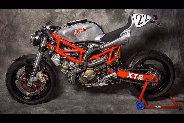 Đúng như tên gọi (Extrema mang ý nghĩa "cực đỉnh"), Pepo đã biến đổi kiểu dáng naked bike của Monster thành một mẫu cafe racer lai streetfighter cực dữ dằn. Phần khung Trellis chính của Ducati được giữ lại, tuy nhiên khung phụ phía sau đã bị thay đổi hoàn toàn để tạo dáng "chúi" về trước.